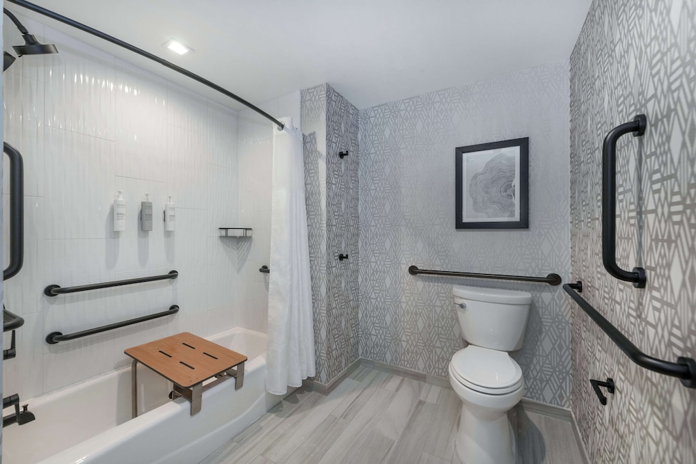 Suite, 1 King Bed, Bathtub (Mobility & Hearing) - Photo 5