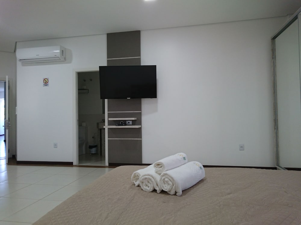 Deluxe Suite, 1 King Bed, Accessible photo 1