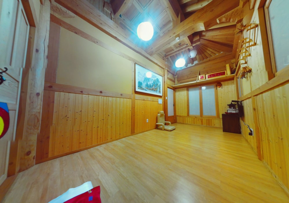 Deluxe Room (Free Korean Traditional Clothes Exp.) photo 2