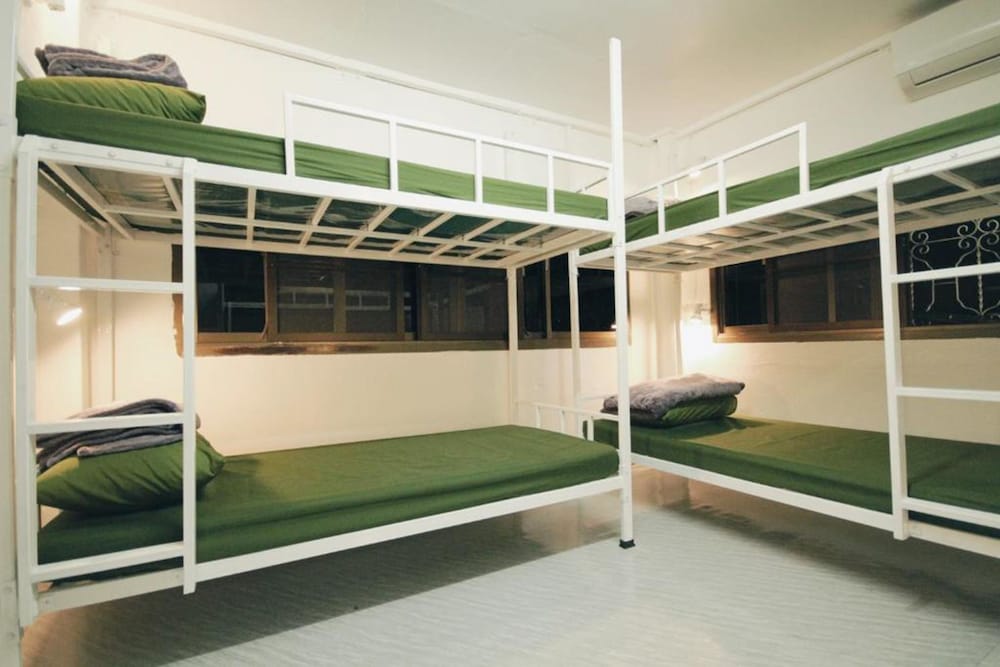 6-Bed Mixed Dormitory Room photo 3