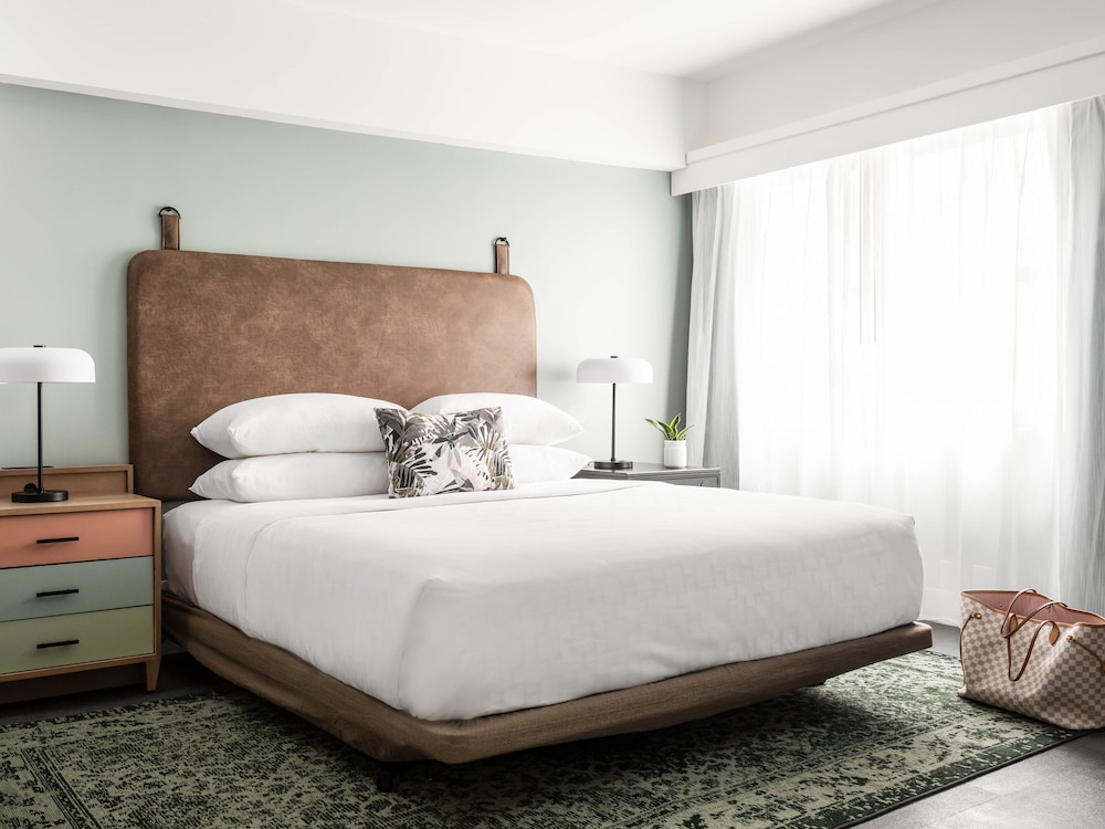 Standard Room, 1 King Bed, Accessible (Comm, Roll Shwr) - Photo 3