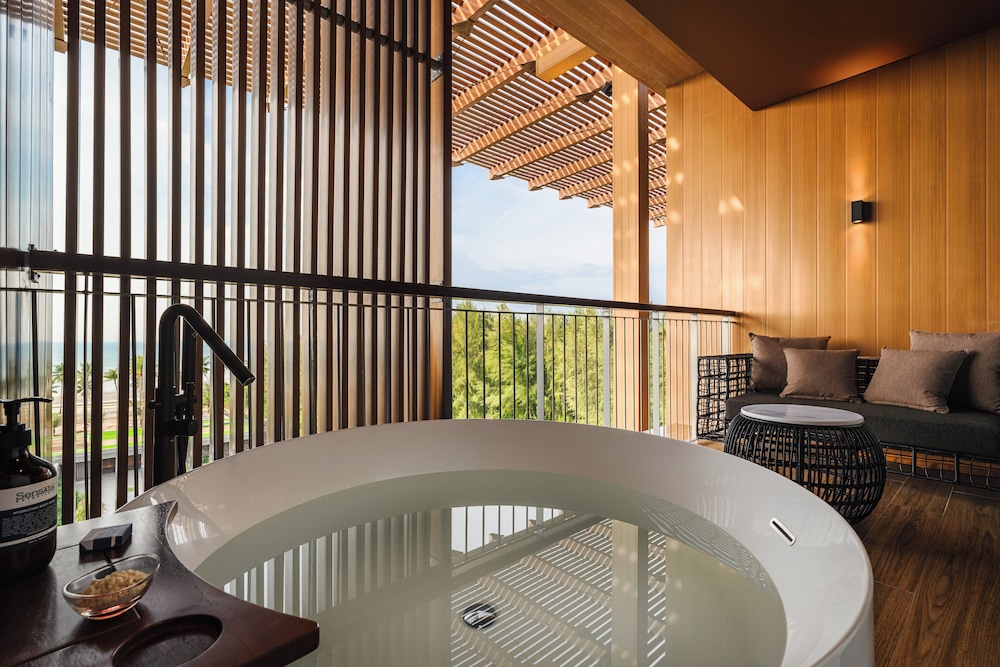 Premium Room, 1 King Bed, Ocean View (Outdoor Bathtub) - Photo 8