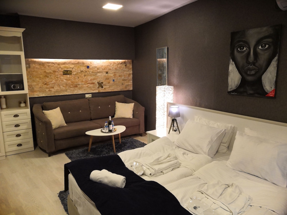 Deluxe Triple Room, Balcony, City View photo 1