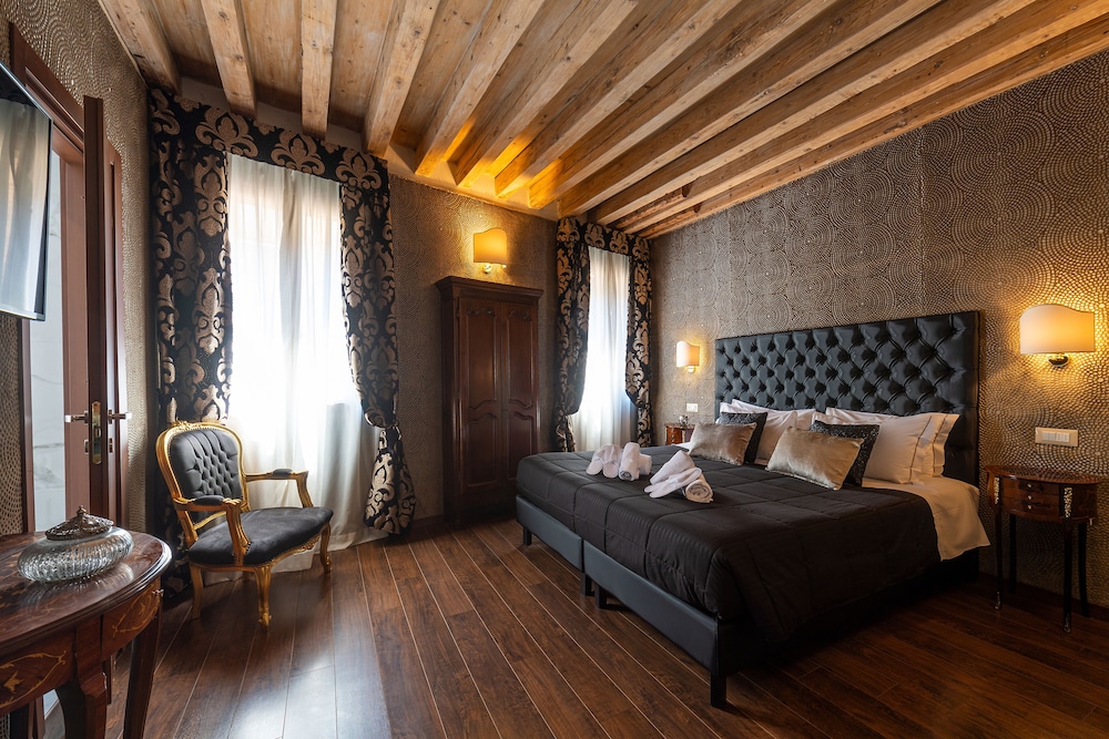 Classic Double or Twin Room, Canal View photo 1