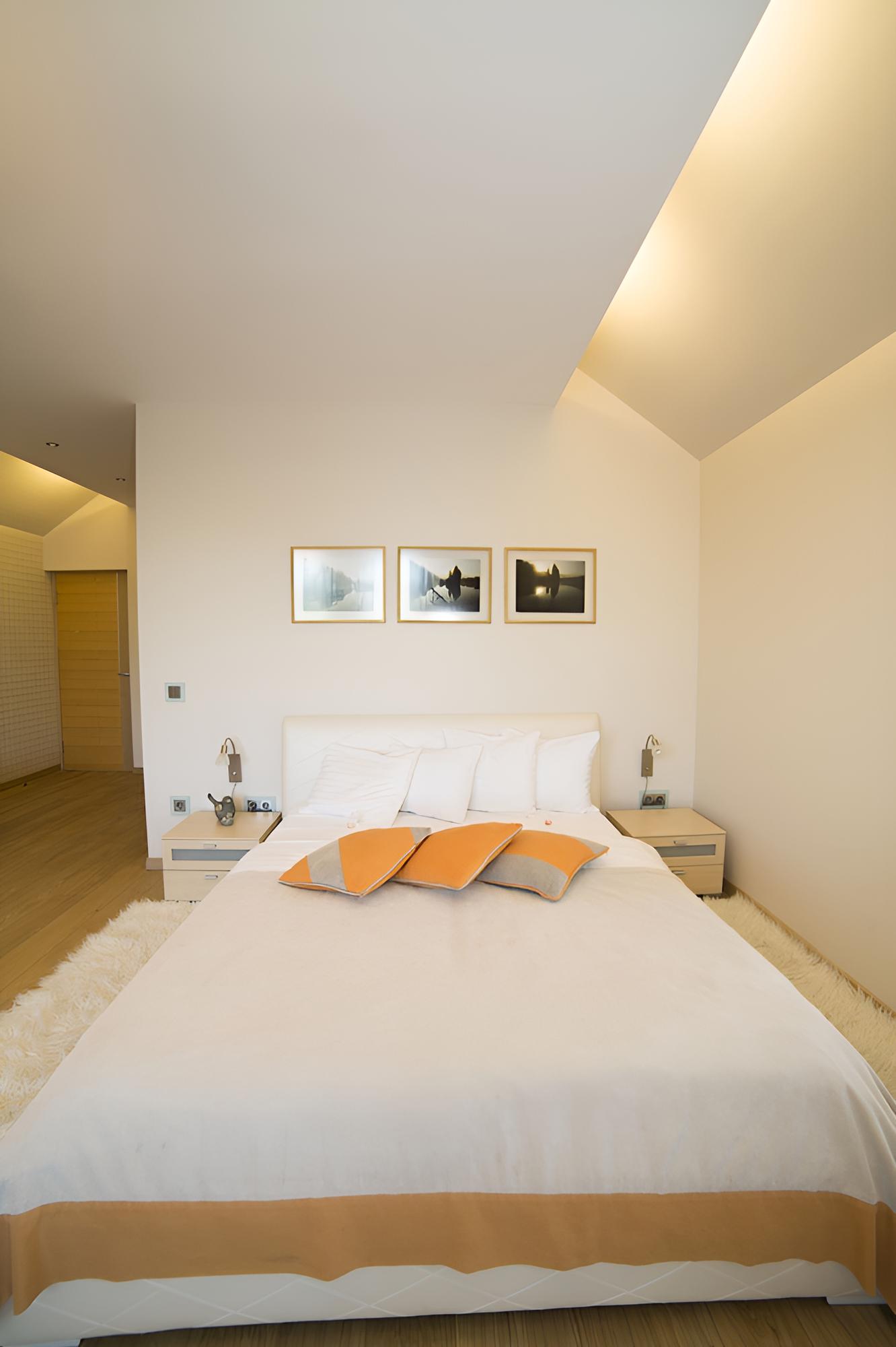 Deluxe Room, 1 Queen Bed, Non Smoking, Canal View, photo 6
