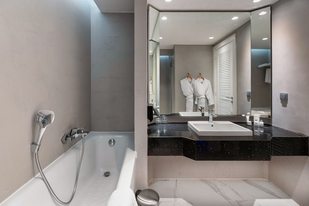 Premium Room, Balcony - Photo 15