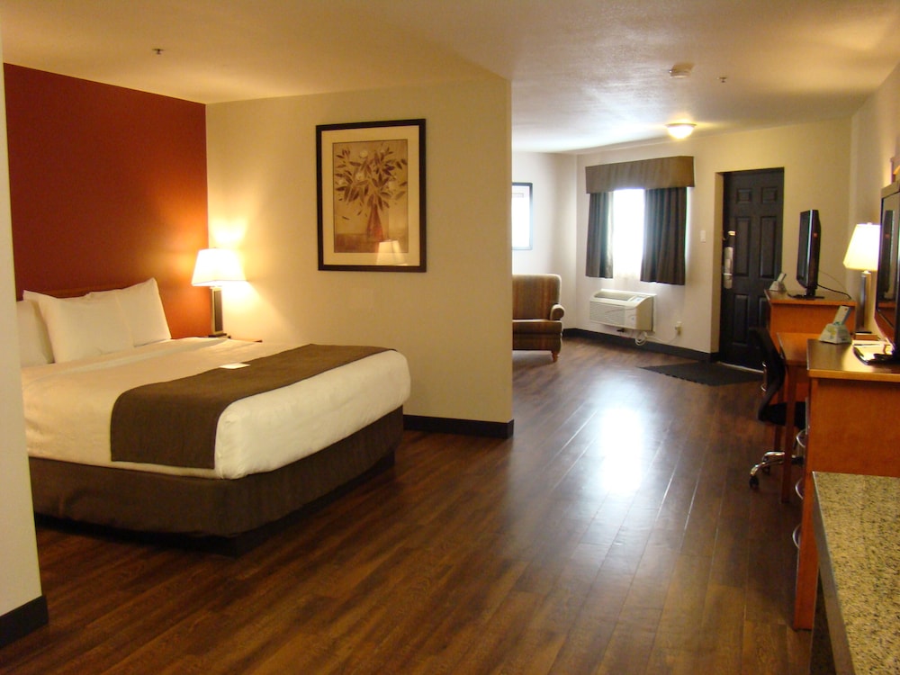 Suite, 1 King Bed with Sofa bed, Non Smoking, Ground Floor (Pet Friendly) photo 2