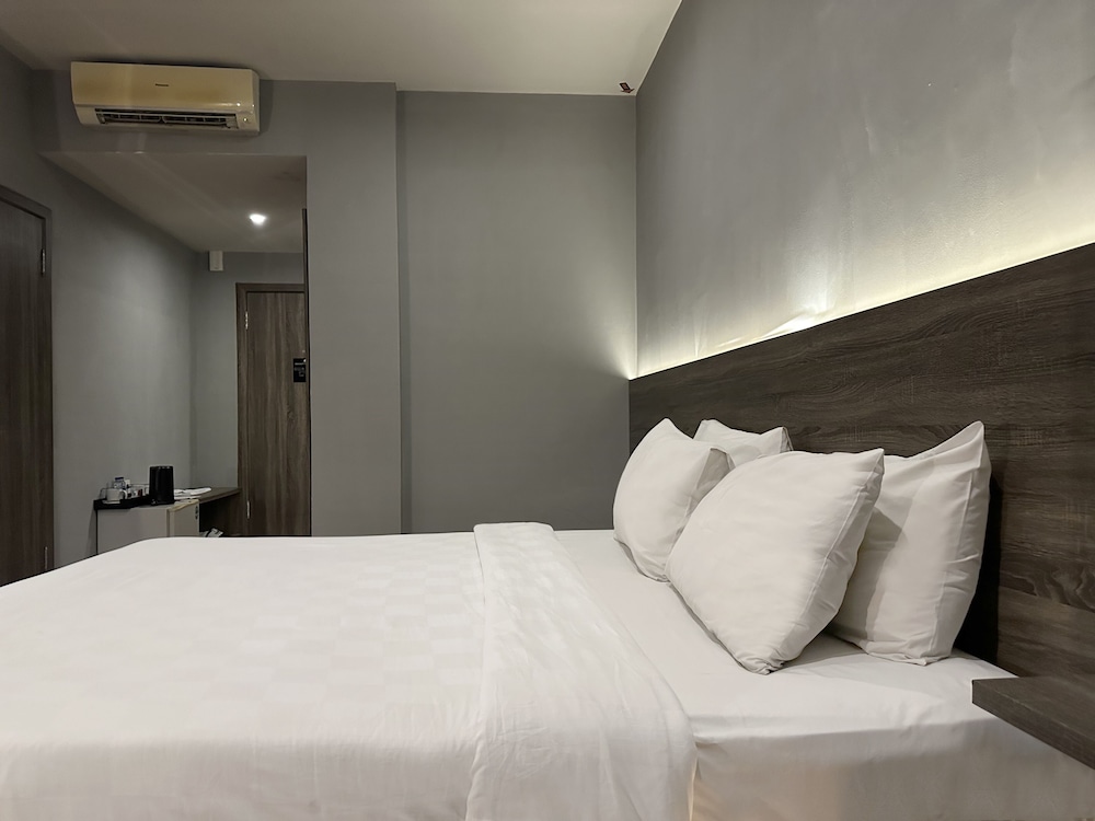 Executive Room - Photo 6