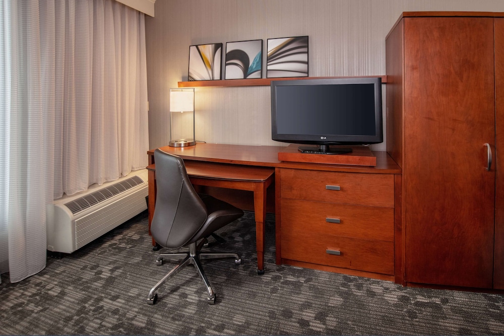 Deluxe Room, 1 King Bed with Sofa bed (Balcony & Courtyard View) - Photo 3