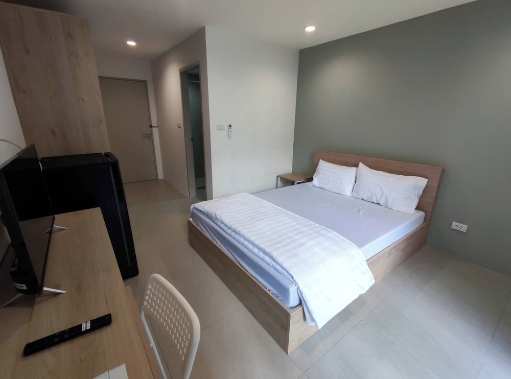City Apartment, 1 Queen Bed, Balcony photo 3