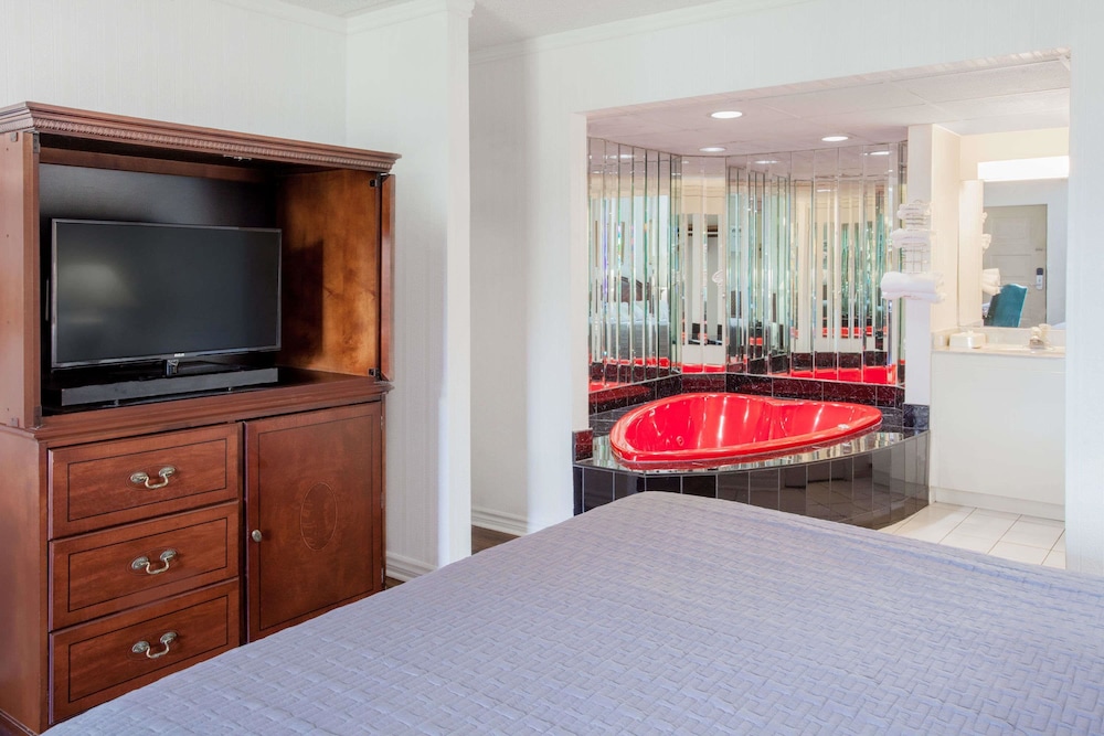 Suite, 1 King Bed, Non Smoking - Photo 1