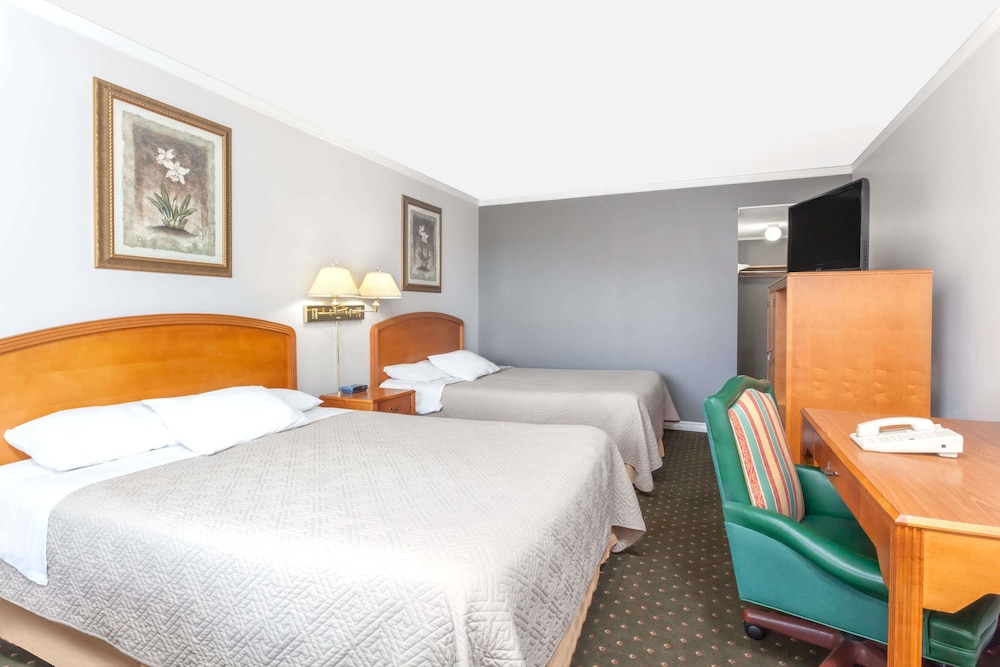 Family Room, 2 Queen Beds, Non Smoking - Photo 4