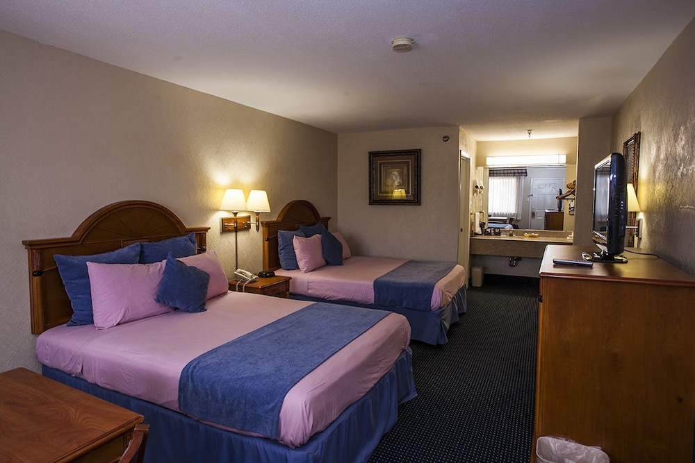 Standard Room, 2 Queen Beds, Non Smoking - Photo 1
