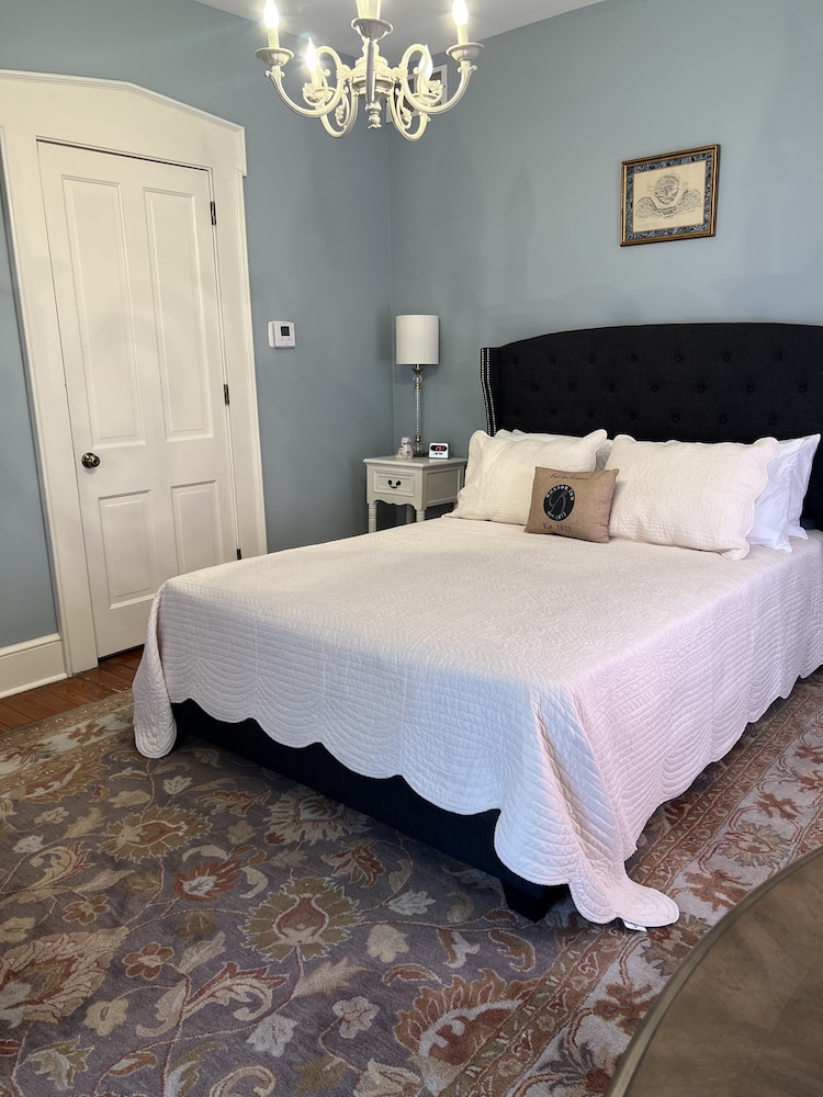 Standard Room, 1 Queen Bed, Garden View (Thrall- Founder's Hall) photo 1