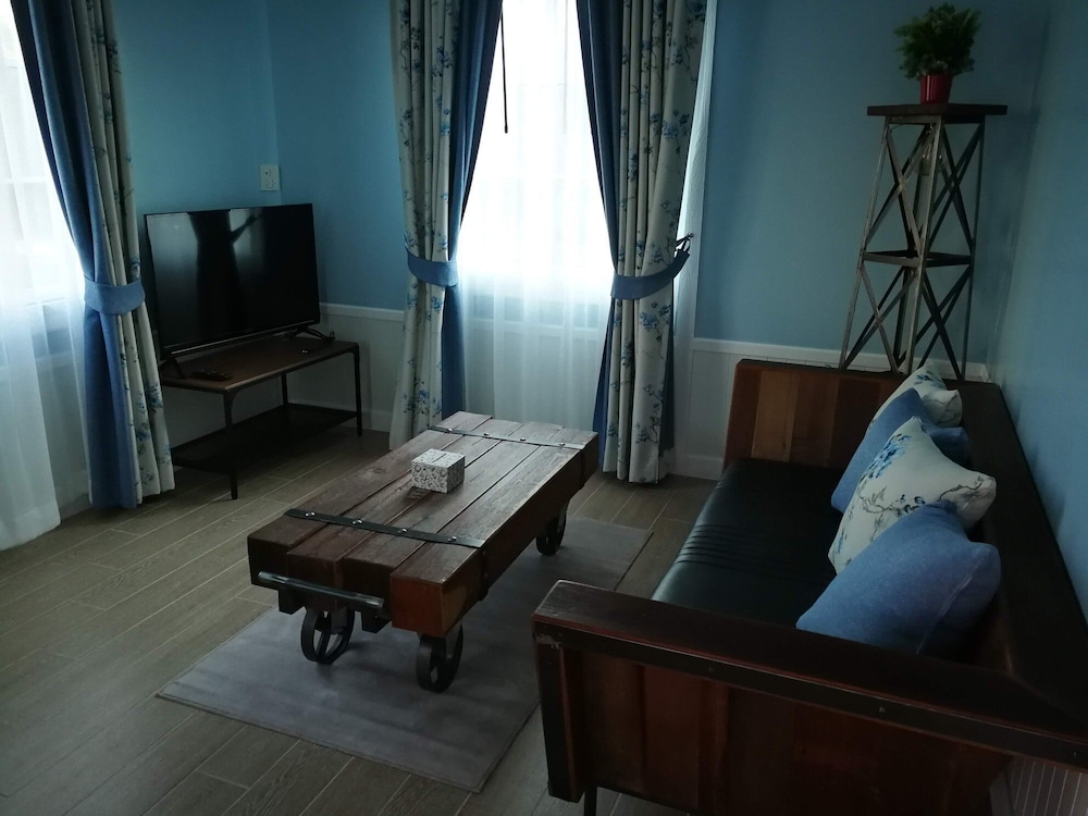 Family Room, 3 Bedrooms, Balcony - Photo 6