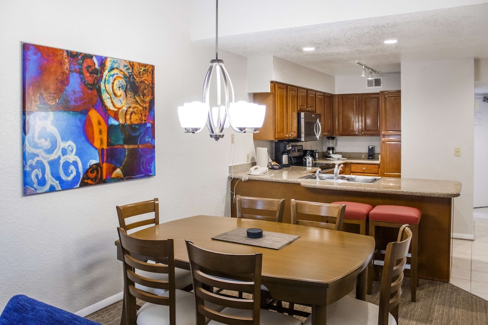 2 Bedroom 1 KG and 2 TWN Suite Hr Accessible - Photo 5
