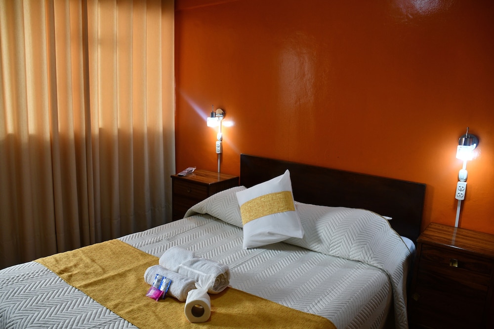 Economy Double Room, 1 Queen Bed, Shared Bathroom photo 3