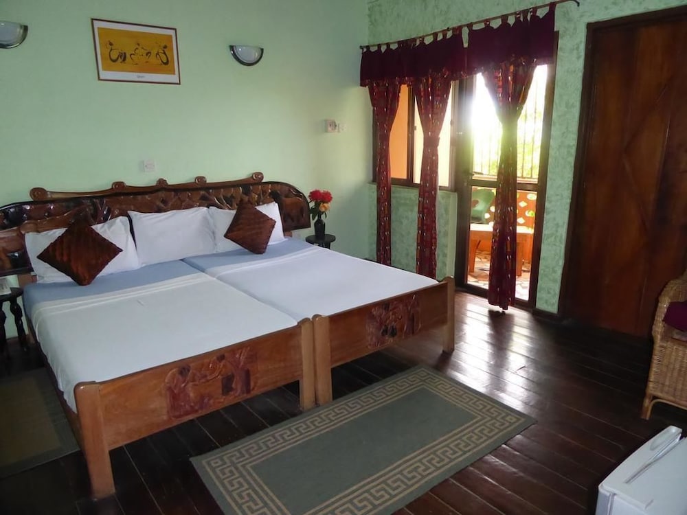 Twin Room (Nanny - Shared Bathroom) photo 3