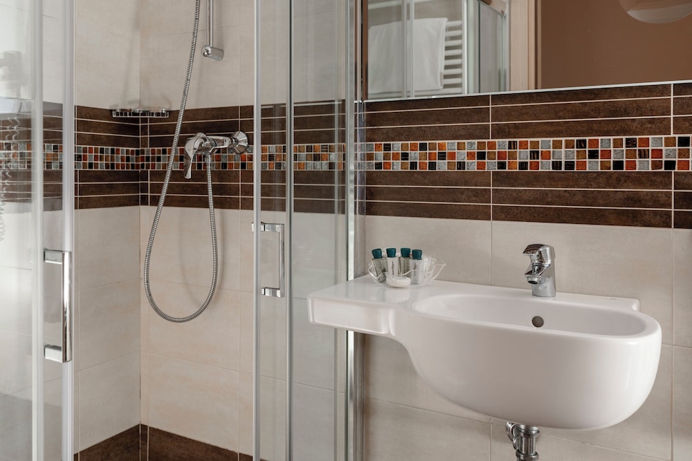 Superior Double or Twin Room - Photo 9