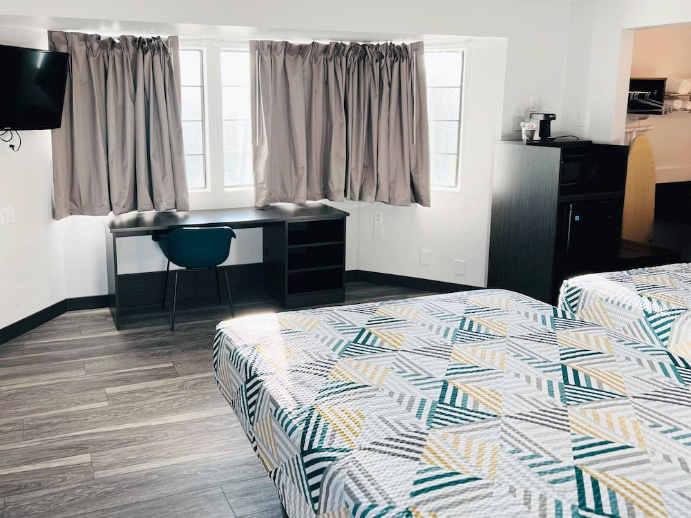 Premium Room, 2 Queen Beds, Non Smoking, Refrigerator & Microwave photo 3