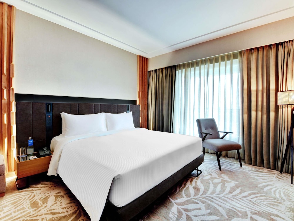Executive Suite, 1 Queen Bed, Balcony, Pool View photo 3