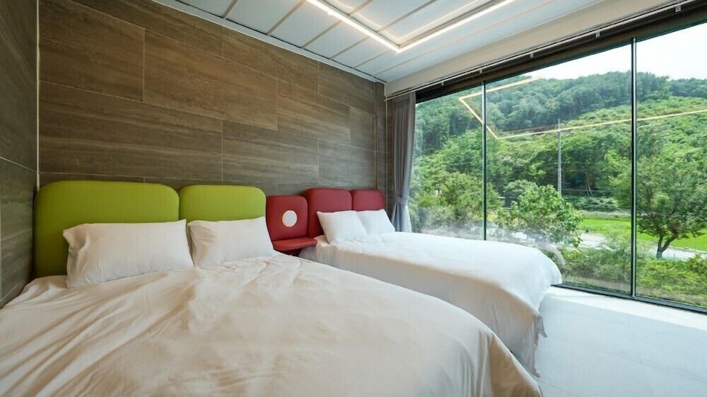 Room (F2) - Photo 5
