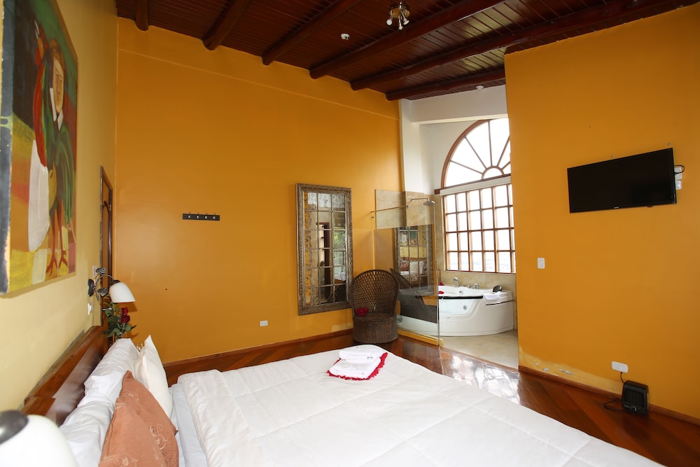 Deluxe Suite, 1 King Bed, Hot Tub, Mountain View photo 1