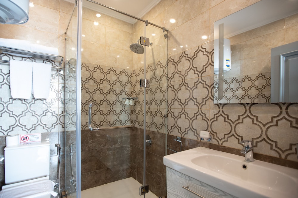 Luxury Suite with Panoramic Pyramids View & Balcony - Photo 9