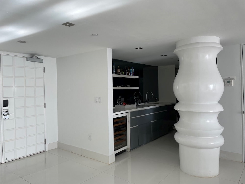 Suite, Tower - Photo 3