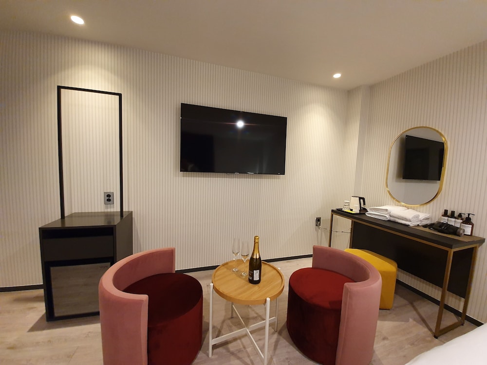 Premium Twin Room - Photo 15