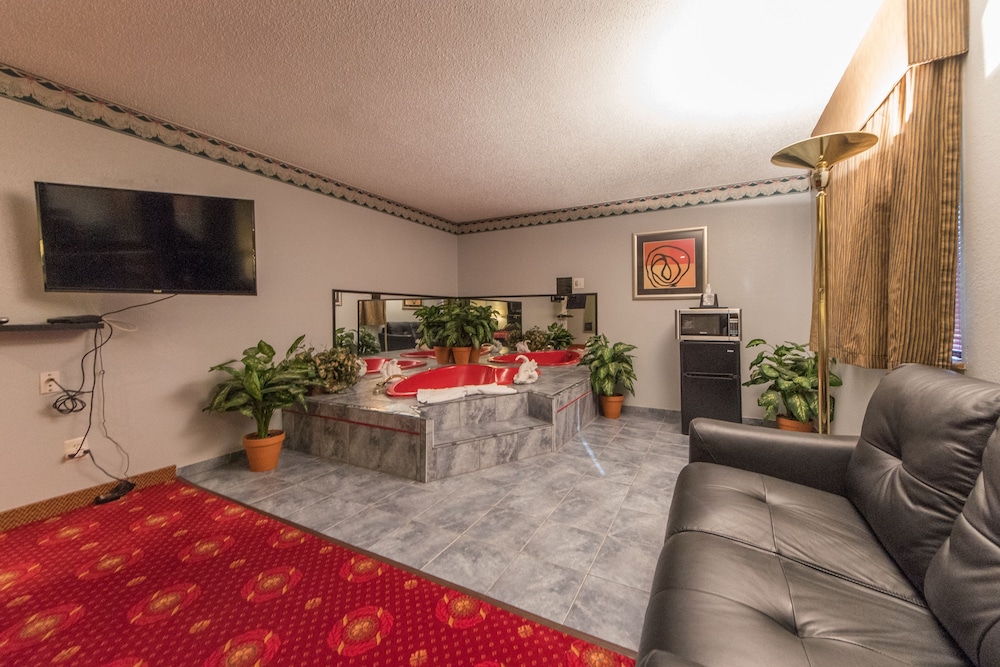 Romantic Suite, 1 King Bed, Smoking photo 2