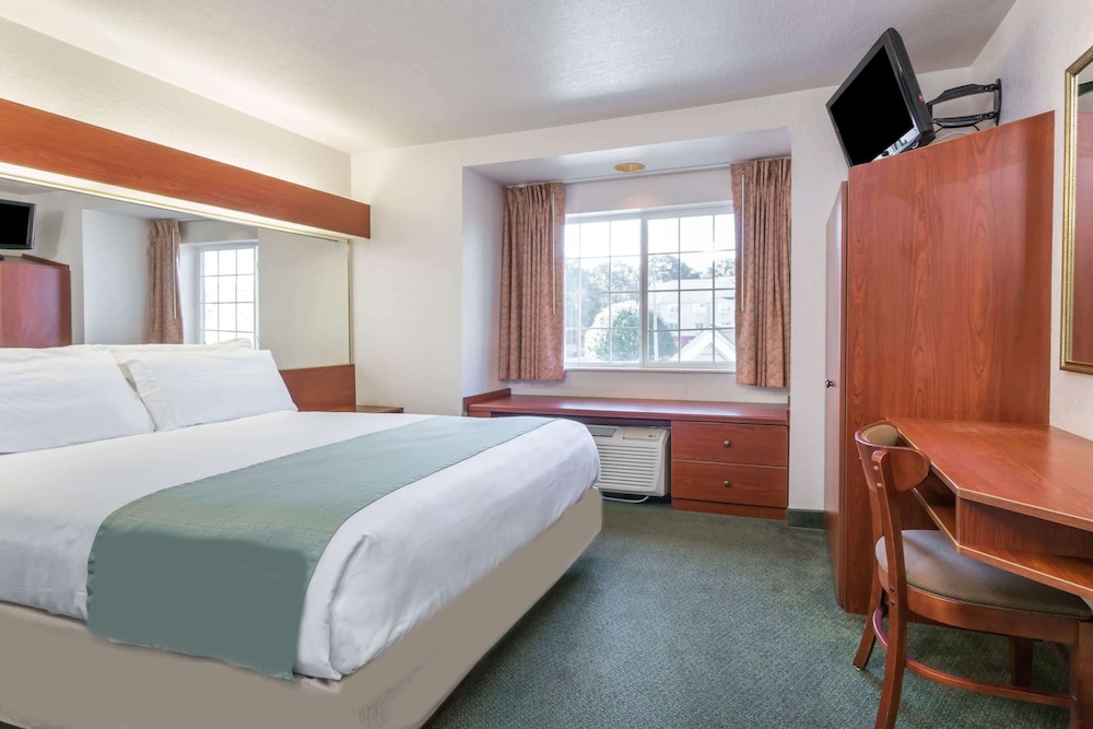 Standard Room, 1 Queen Bed - Photo 1