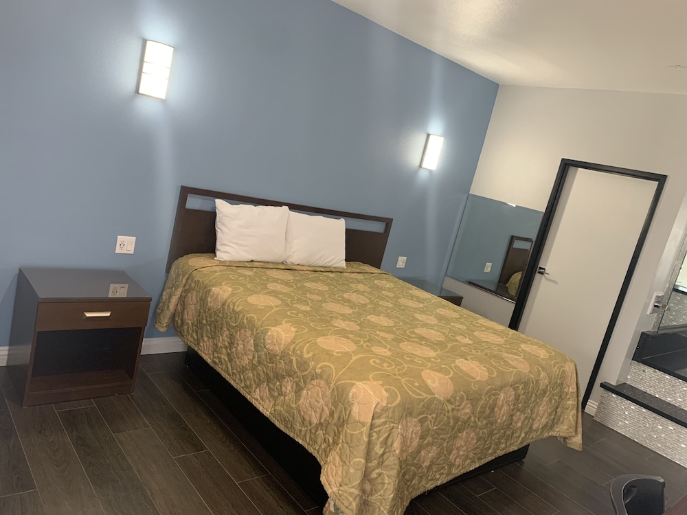 Deluxe single room, 1 king bed, Jetted tub