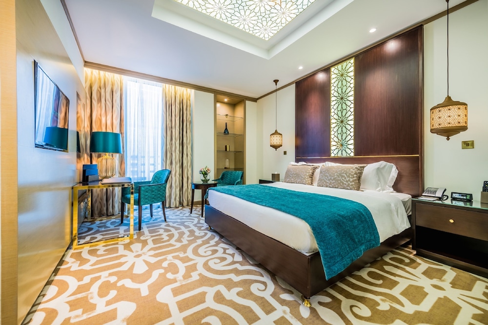 Deluxe Room, 1 King Bed photo 2