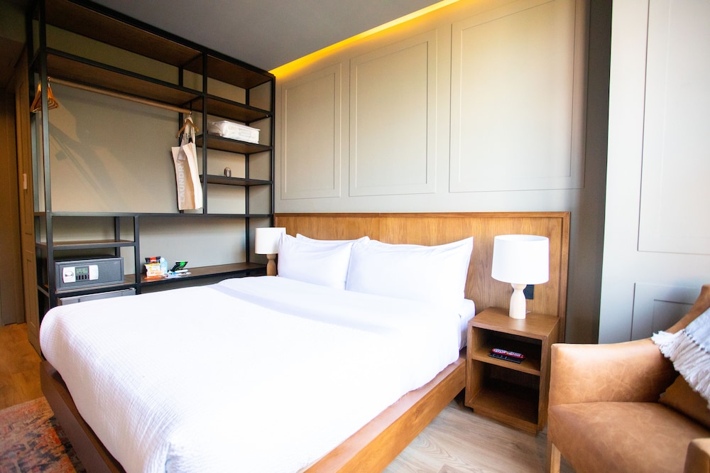 Superior Room, 1 Queen Bed - Photo 5