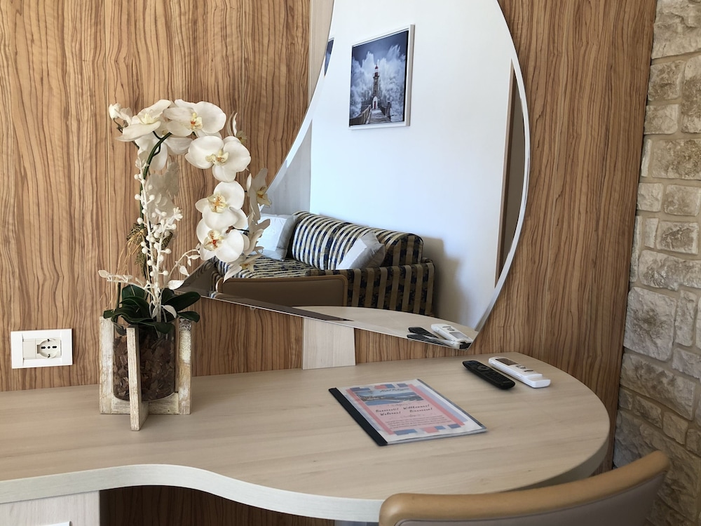 Deluxe Double Room, Lake View - Photo 4