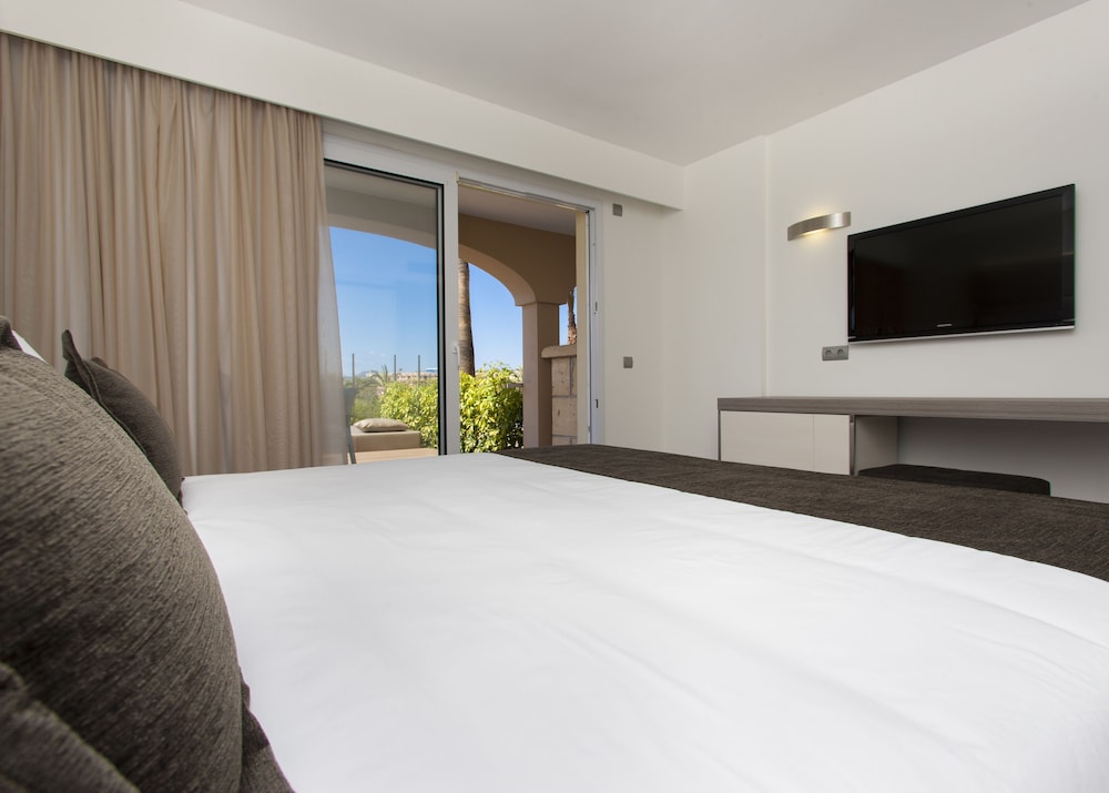 Superior Suite, Terrace, Poolside (Family Swim-Up)