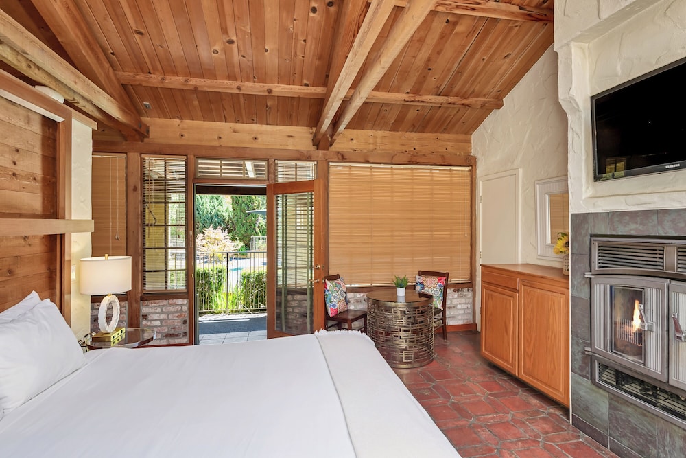 Room, 1 King Bed, Poolside photo 3