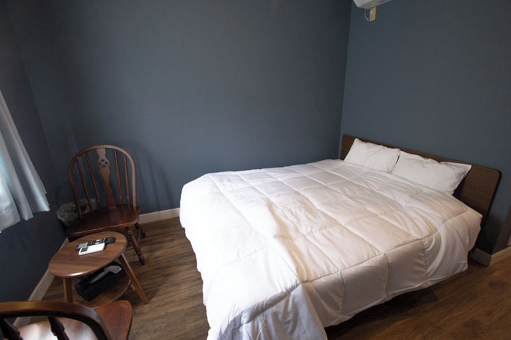 Basic Double Room, 1 Double Bed, Non Smoking, Mountain View
