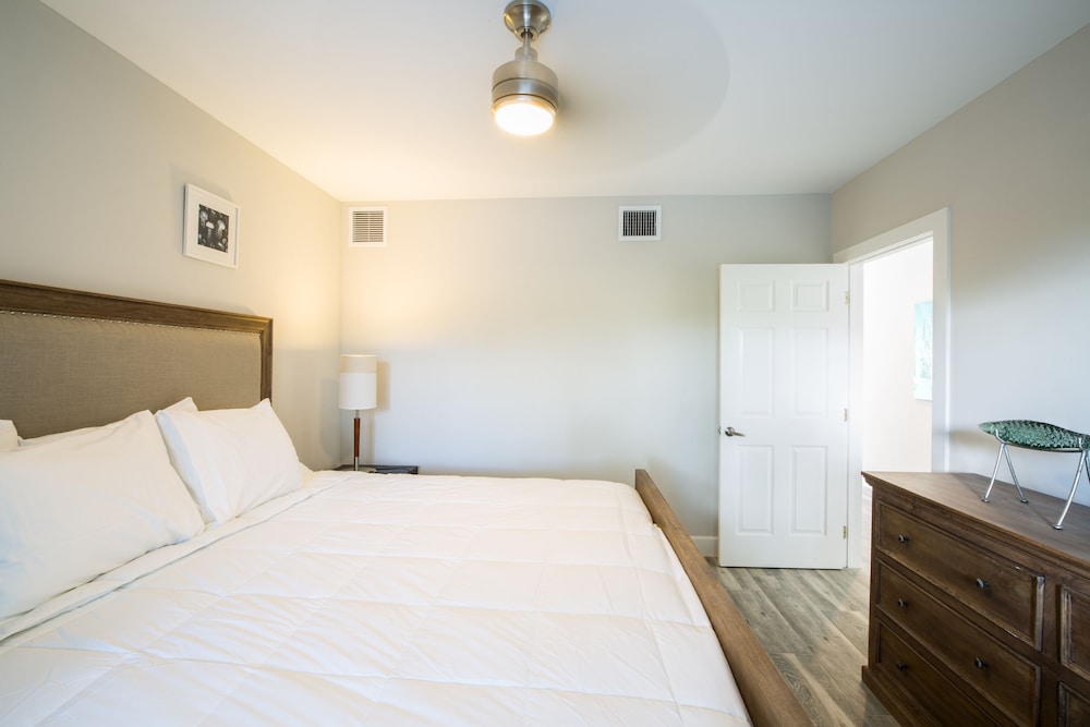 Suite, 1 Bedroom With Den, Pool View