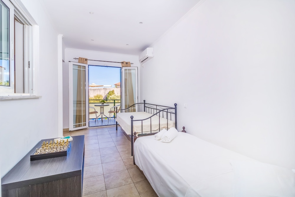 Basic Triple Room photo 3