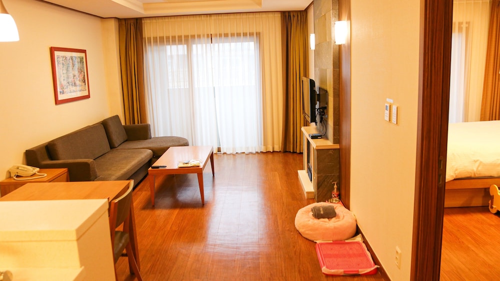 Suite, 1 Bedroom (Pet Friendly) - Photo 8