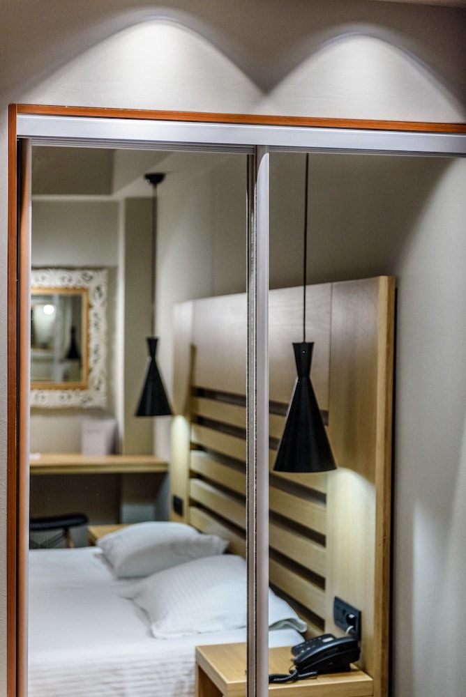 Economy Double or Twin Room (no balcony) - Photo 3