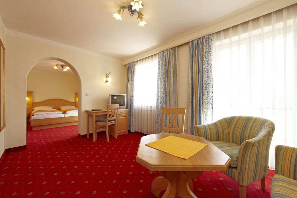 Junior Suite, 1 Queen Bed, Balcony, Mountain View photo 3