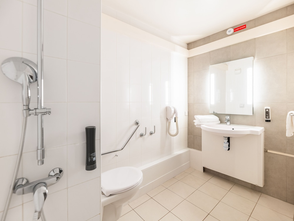 Double Room, Accessible, Non Smoking (Disability) - Photo 2