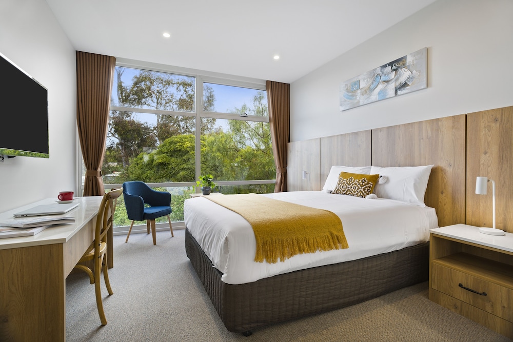 Deluxe Single Room, 1 King Bed, Jetted Tub photo 2