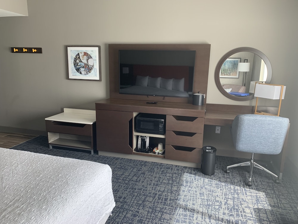 Room, 1 King Bed, Refrigerator & Microwave - Photo 3