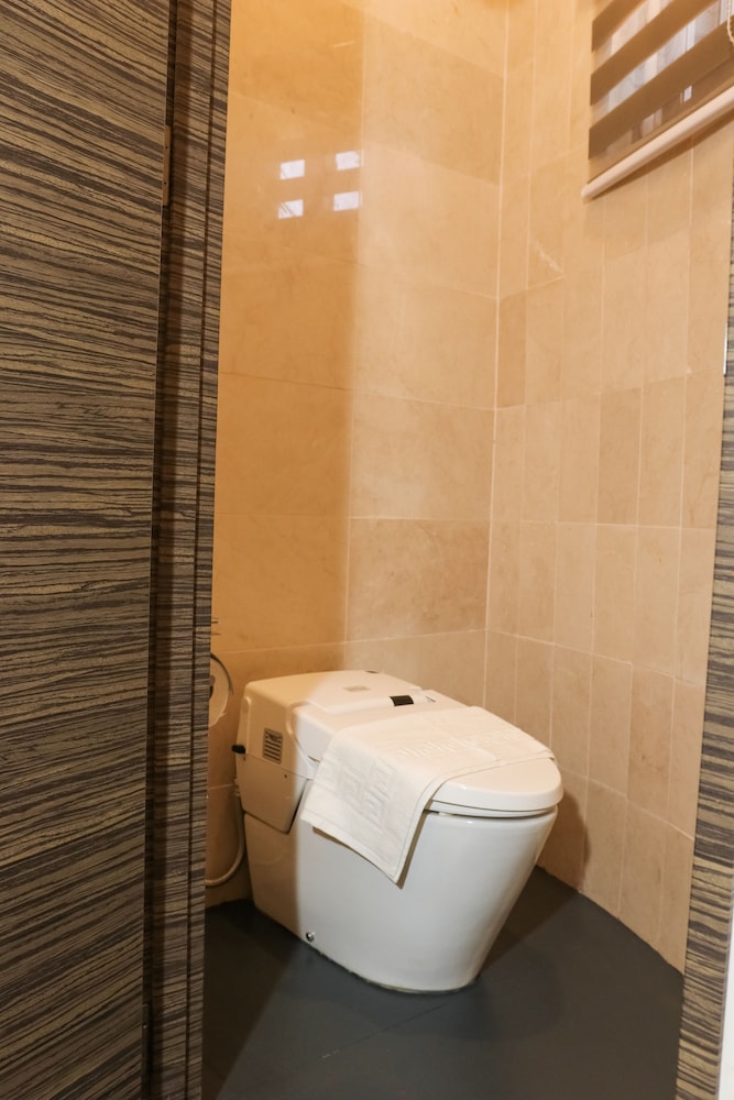 Deluxe King Room - Photo 4