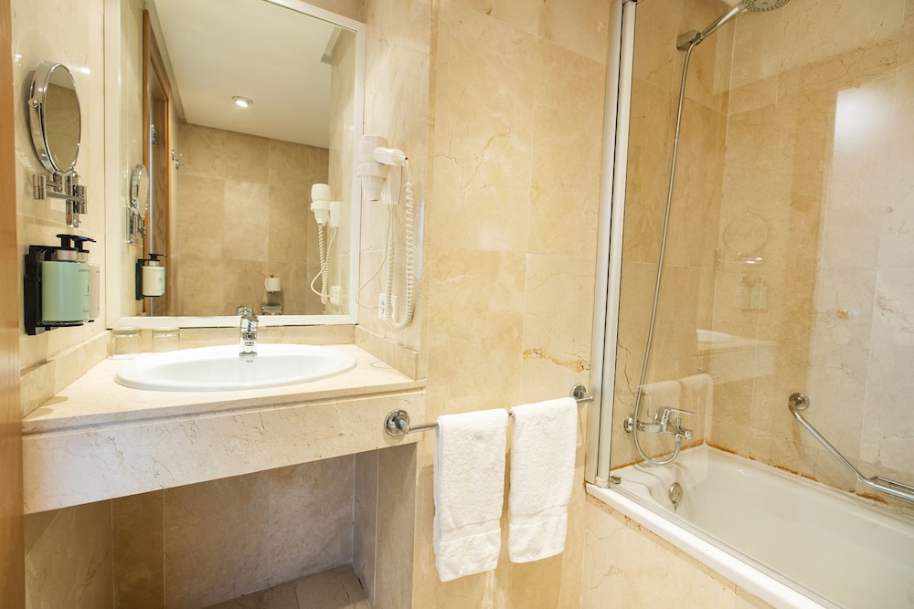 Basic Double Room thumbnail 6