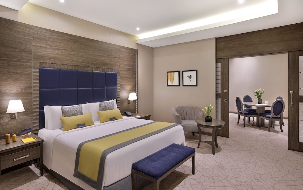 Suite, 1 King Bed, Accessible Bathtub, Smoking photo 2